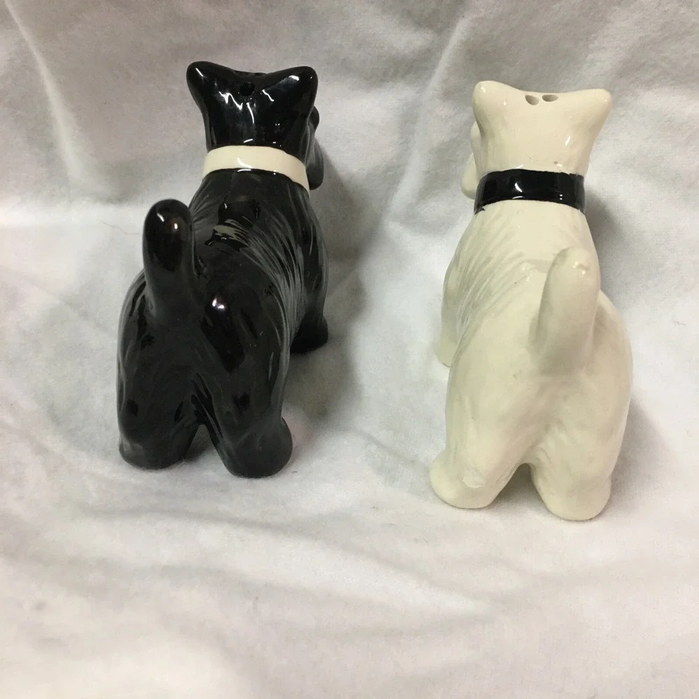 Kissing Westland Scottish Terrier Dog Magnetic Salt &‎ Pepper Shakers Read